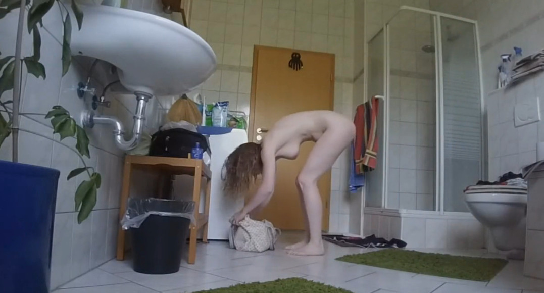 Подруга скрытно снимает камерой моющихся в душе девушек