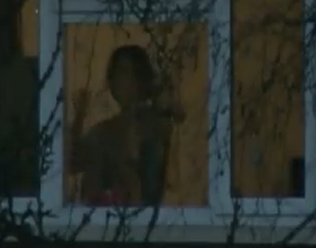 Подглядывание в окно напротив за обнаженной женщиной