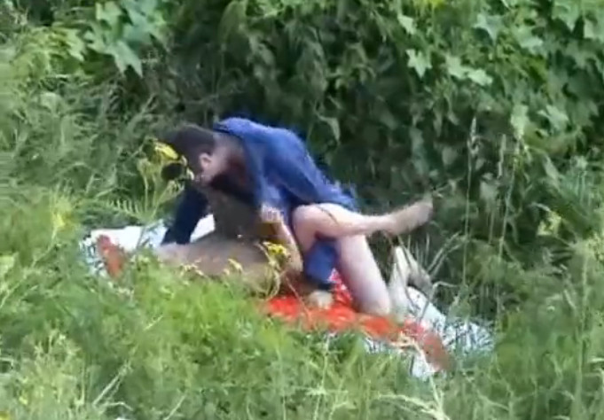 Секс на берегу реки скрытая камера