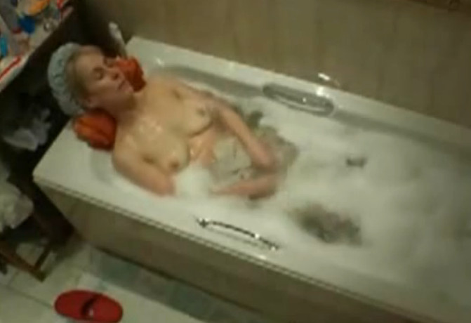 Мама мастурбирует в ванне подглядывание