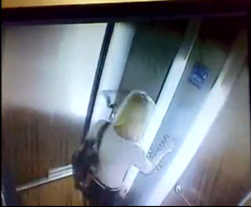 Девушка писает в лифте скрытая камера