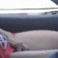 Девушка мастурбирует в машине во время пробки