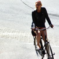 Девушка на велосипеде без трусов