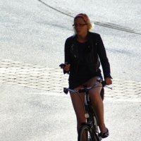 Девушка на велосипеде без трусов