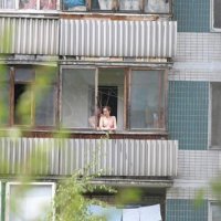 Голая девушка на балконе подсматривание