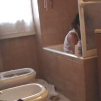 Женщина мастурбирует в ванной скрытая камера