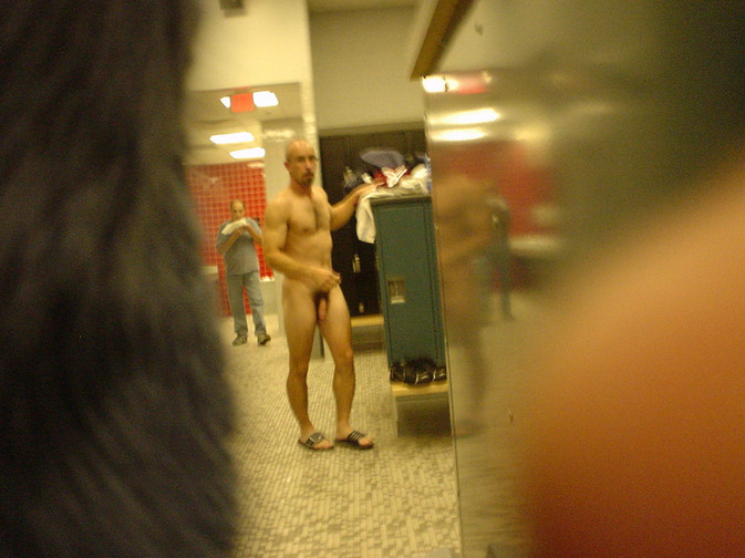 голые парни в раздевалке скрытая камера