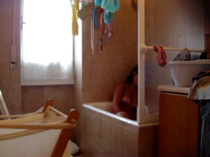 Подглядывание за девушкой в ванной