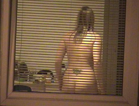 Подсмотренное за женщинами в окна дома напротив
