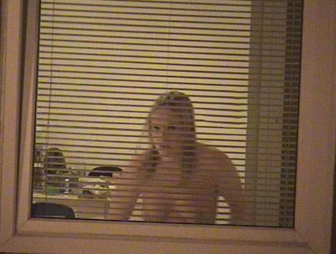 Фото голая девушка в окне с открытыми жалюзями