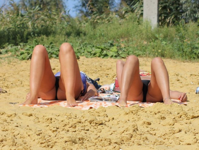 Трусики девушек на пляже подглядывание