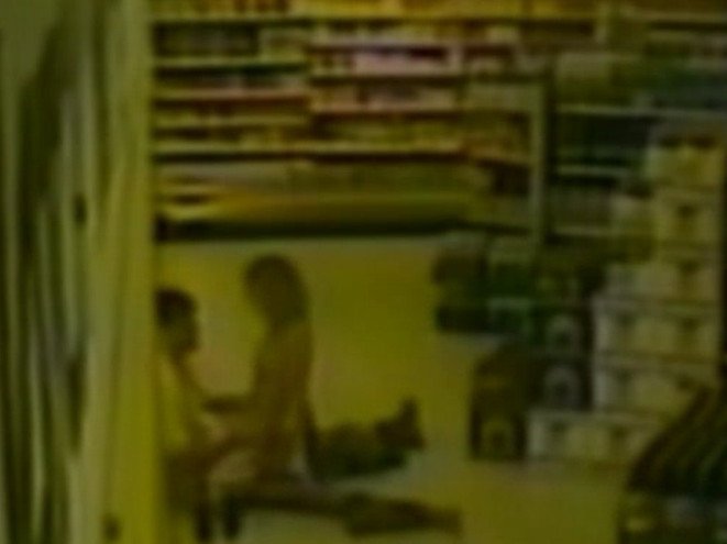 Секс в супермаркете засняла камера наблюдения
