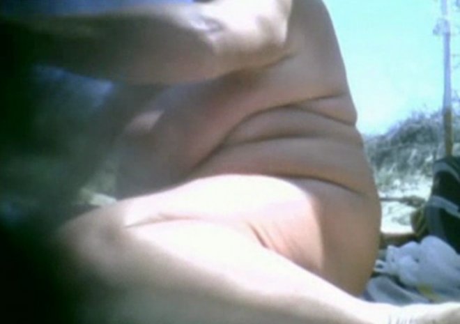Толстушка голая на пляже