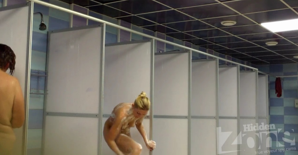 Скрытая камера в женской душевой бассейна