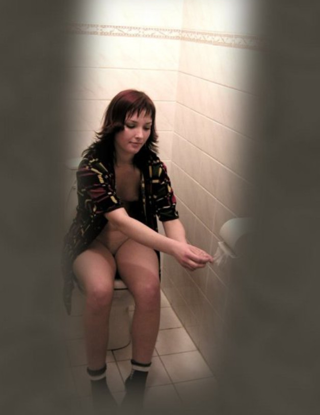 Женщина писает в туалете общежития