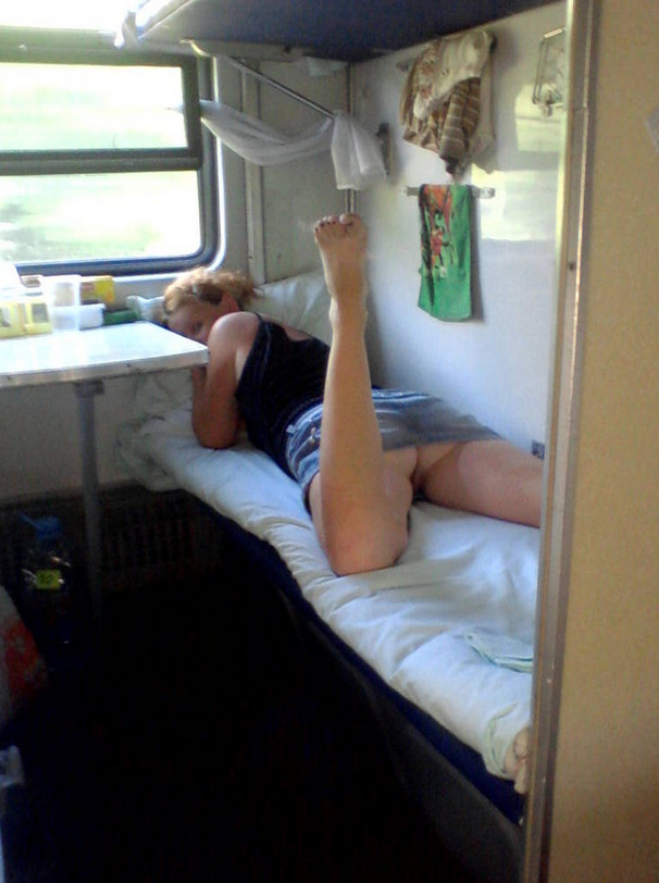 Подглядывание за девушками в вагоне поезда